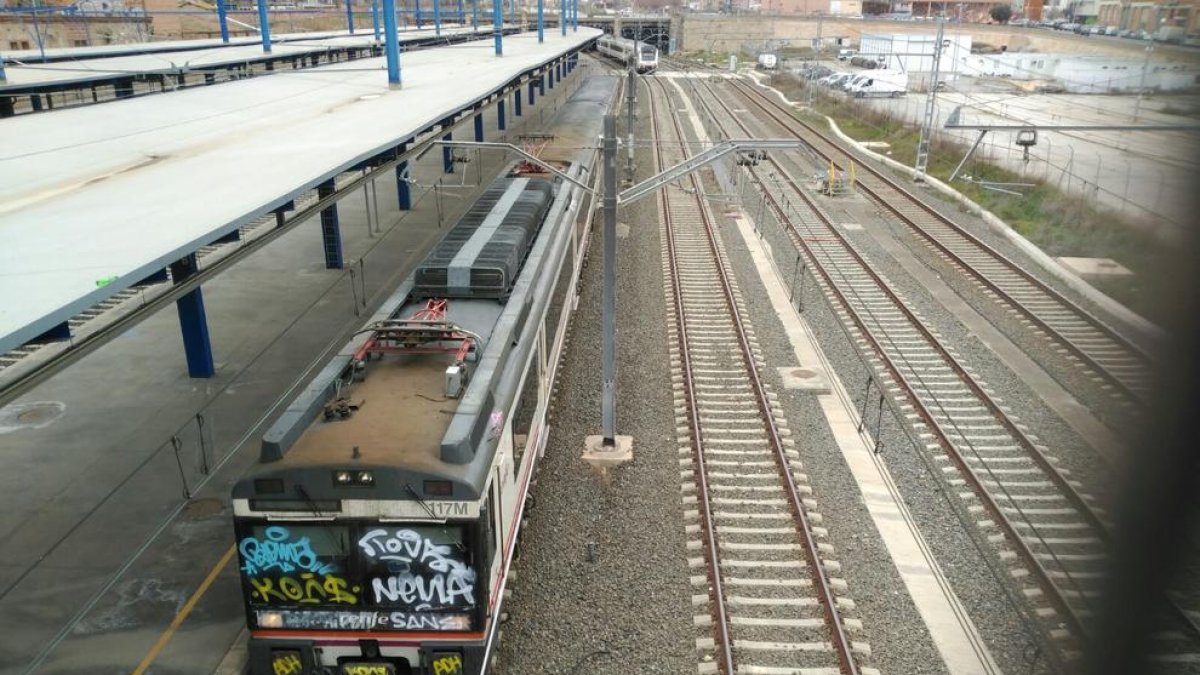 El tren que va aparèixer pintat el cap de setmana passat, aturat a l’estació Lleida-Pirineus.