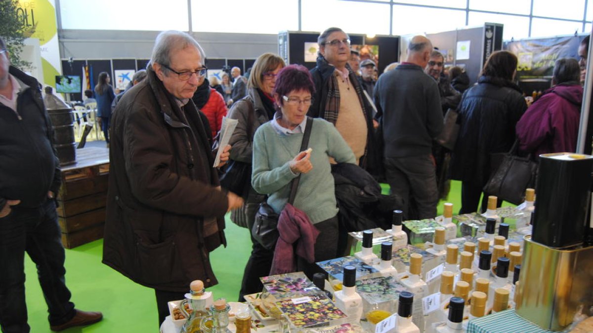 Centenars de visitants van passar pel pavelló de la fira per adquirir oli i participar en els tallers.