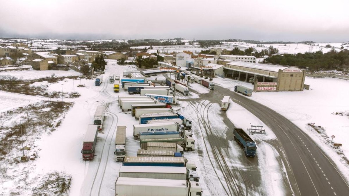 Camions parats ahir a la Panadella.