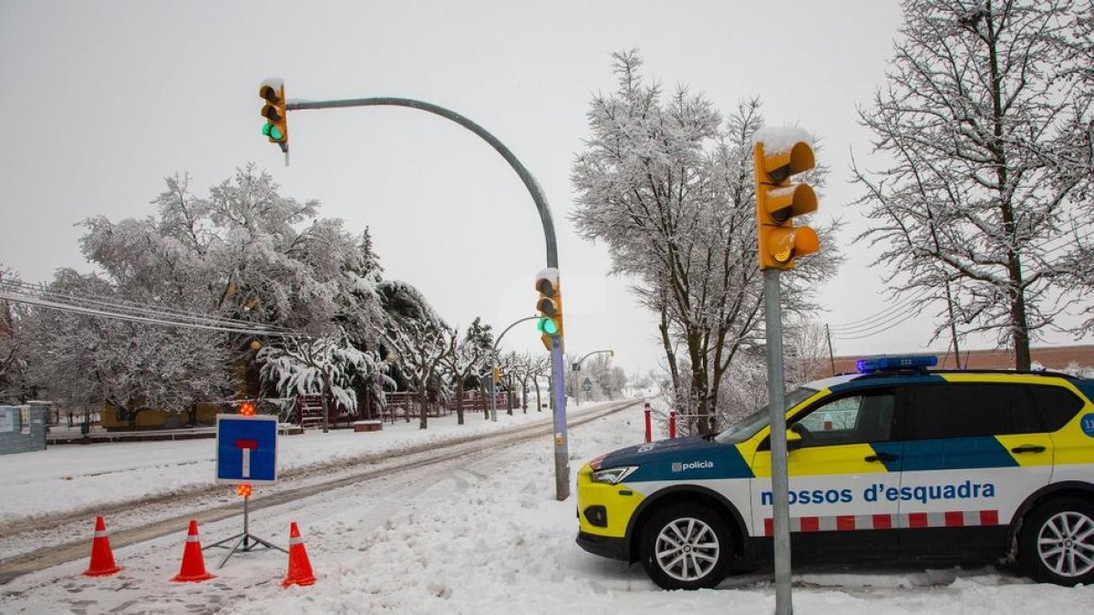 La C-14 cortada en Tàrrega este domingo por la mañana.