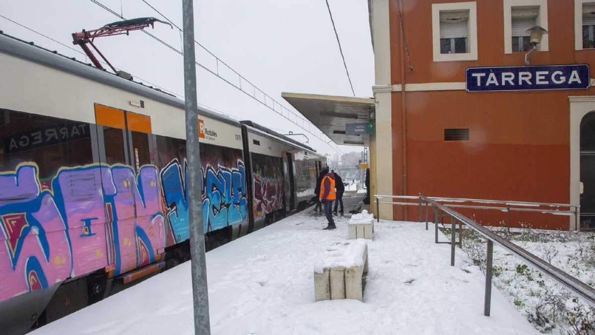 El tren de la línea de Manresa que paró ayer en Tàrrega a mediodía procedente de L’Hospitalet.