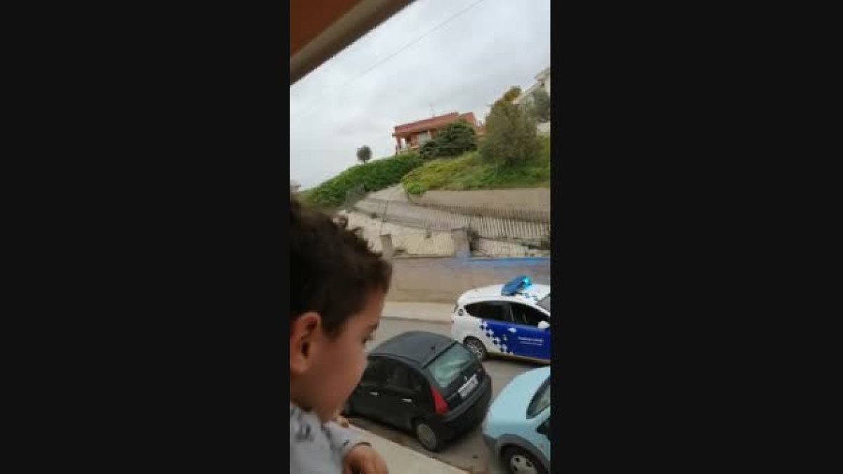 VÍDEO | Una patrulla de la policia de les Borges felicita un nen pel seu aniversari