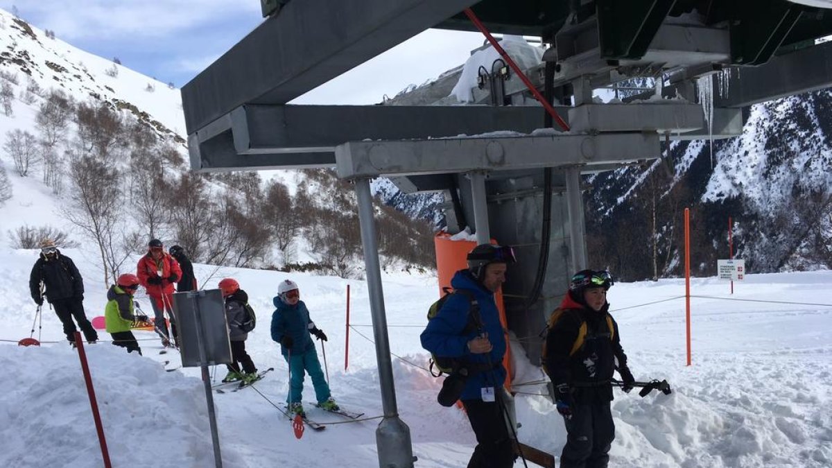 L’estació de Tavascan, al Sobirà, va reobrir portes i va acollir uns 500 esquiadors.