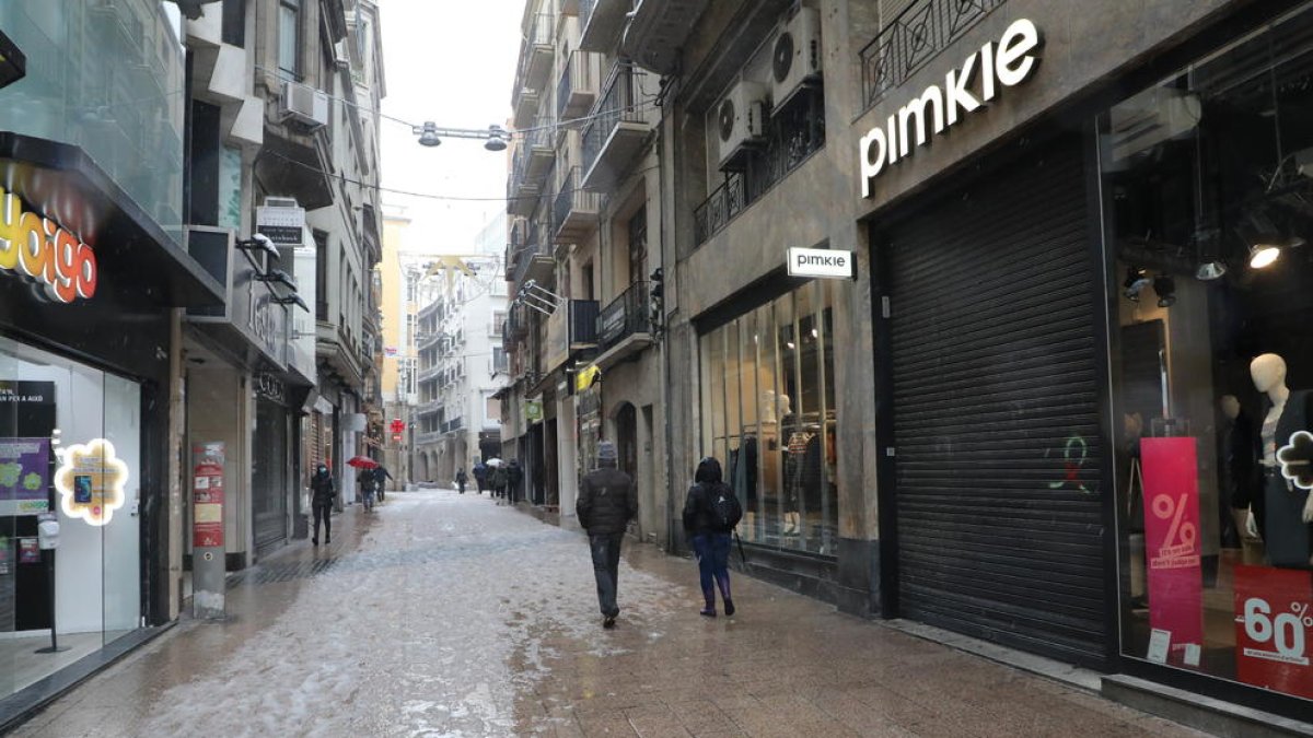 Imagen de las tiendas del Eix Comercial ayer cerrado y vacío, un hecho inédito en un sábado y en plena temporada de rebajas.