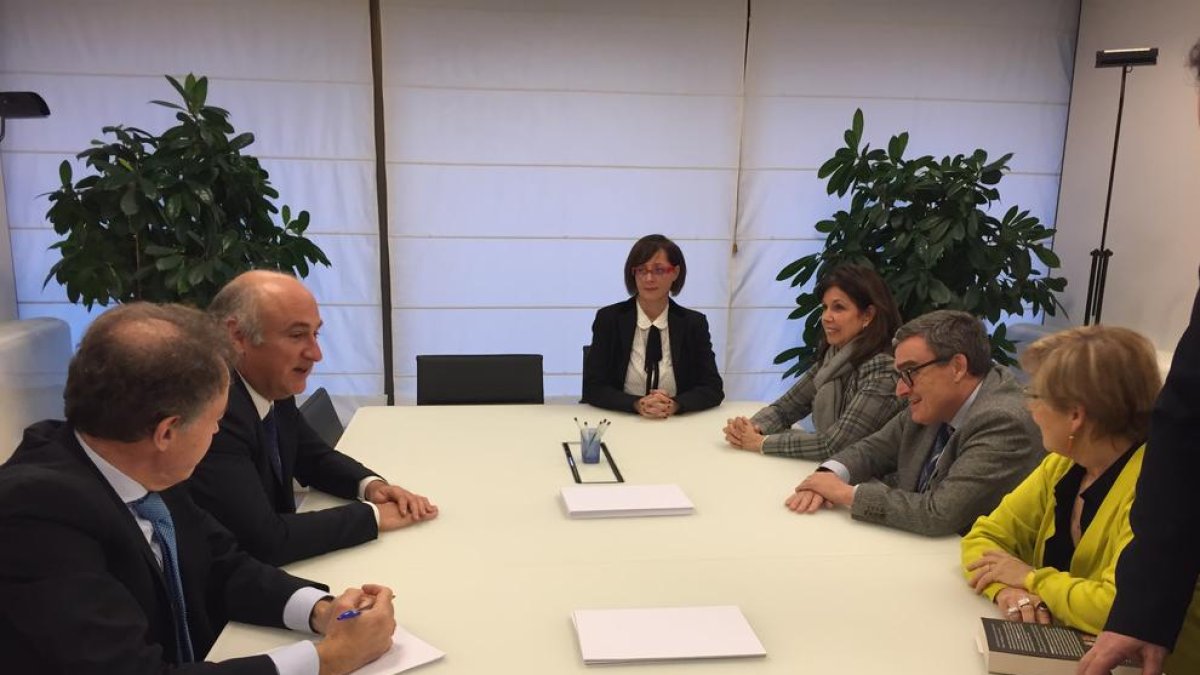 Ros, ahir, a la reunió amb el secretari d’Estat de Cultura, acompanyat per Parra, López i Ribes.