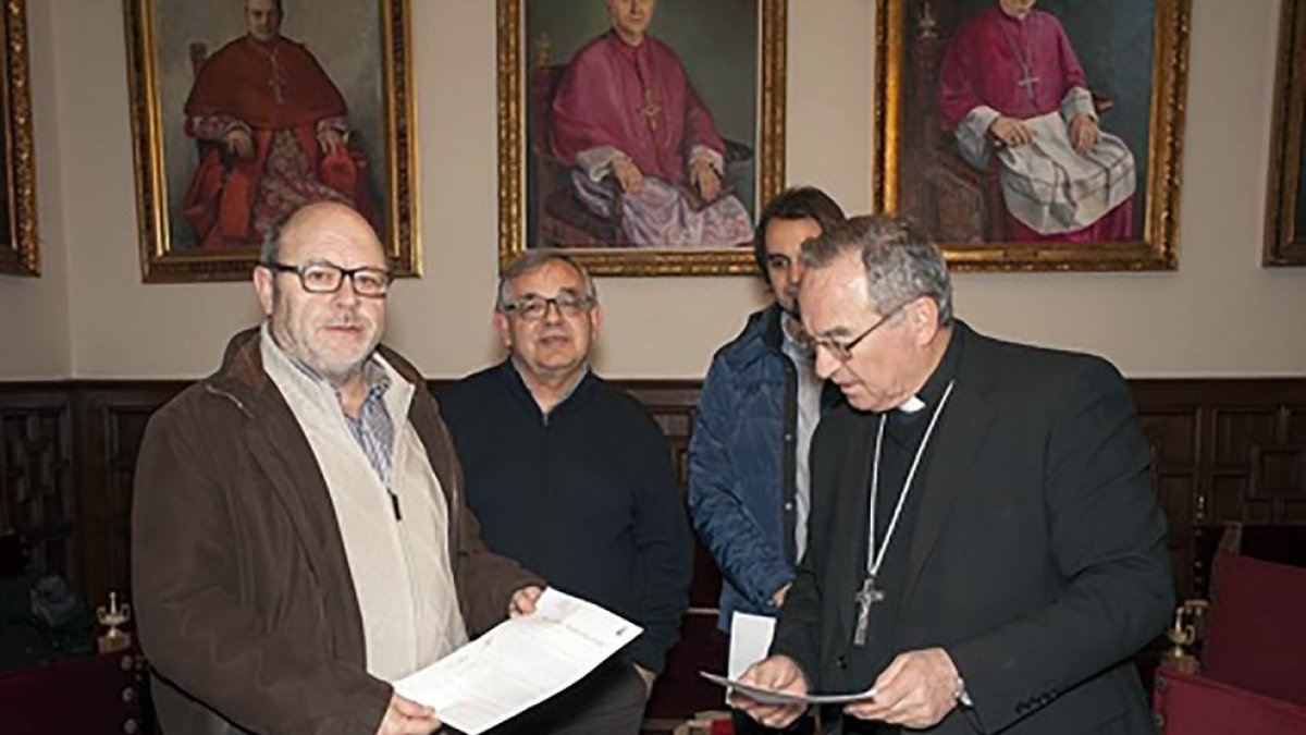 El acalde de Vallbona con el arzobispo de Tarragona, Jaume Pujol.