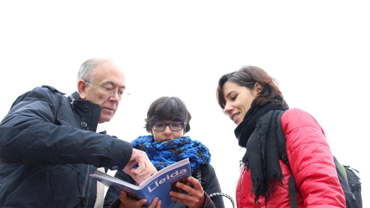 Company estudia la primera guia amb Clara López i Meritxell Niñá.