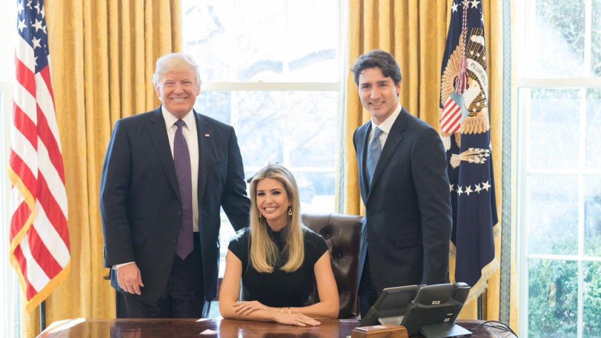 Ivanka Trump, criticada per asseure’s a la cadira del Despatx Oval.