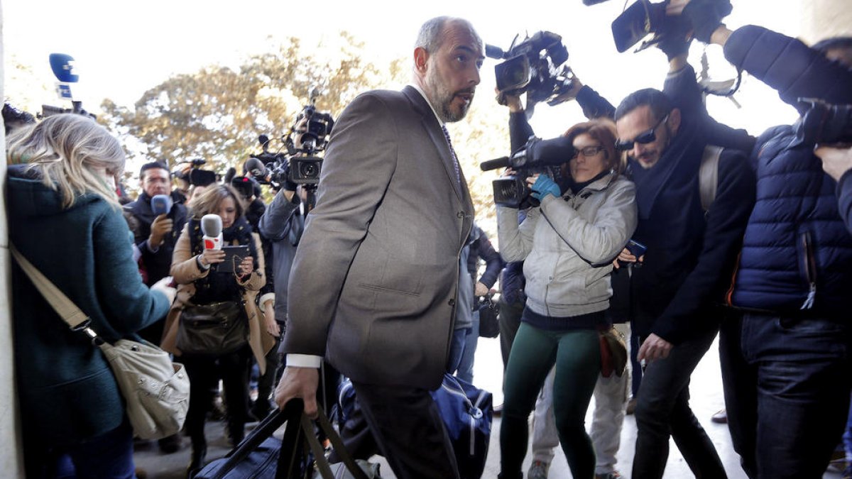 Pablo Crespo ya llegó ayer al TSJV con las bolsas, a punto para ingresar en prisión.