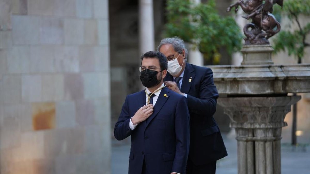 Quim Torra va col·locar la medalla de president al seu successor en el càrrec, Pere Aragonès.