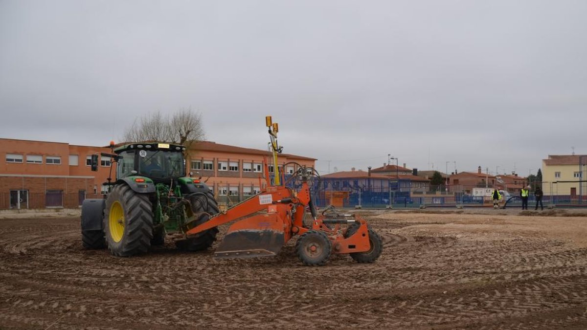 Una máquina, trabajando en los terrenos del futuro gimnasio.