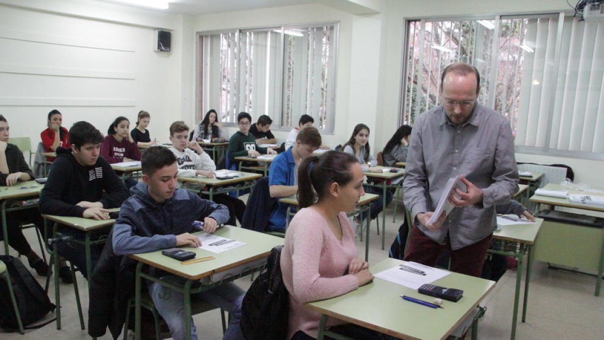 Alumnes de quart d’ESO, instants abans de començar les proves.