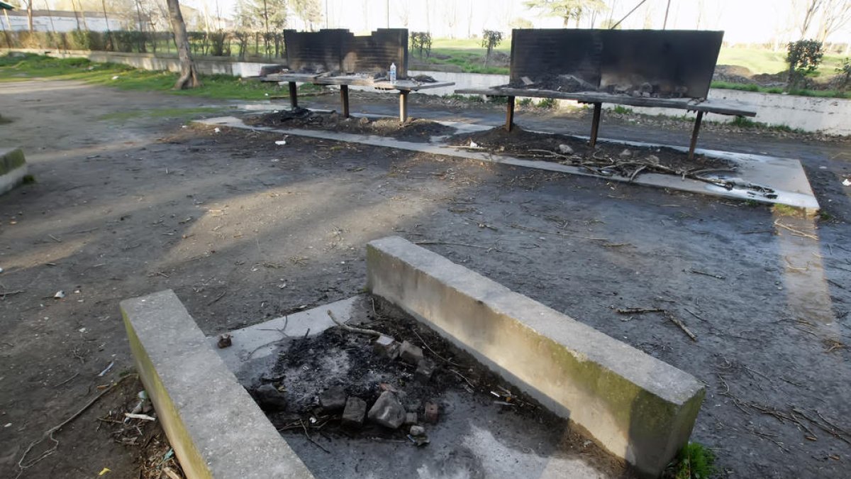 Restos de una hoguera donde debería haber una mesa, en la zona de barbacoas de Les Basses.