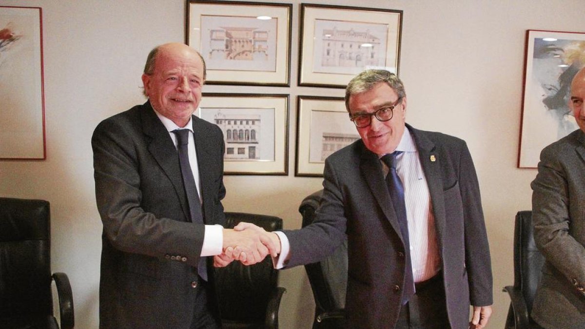José Fríguls i Àngel Ros van tancar amb aquesta encaixada la firma del conveni de col·laboració.