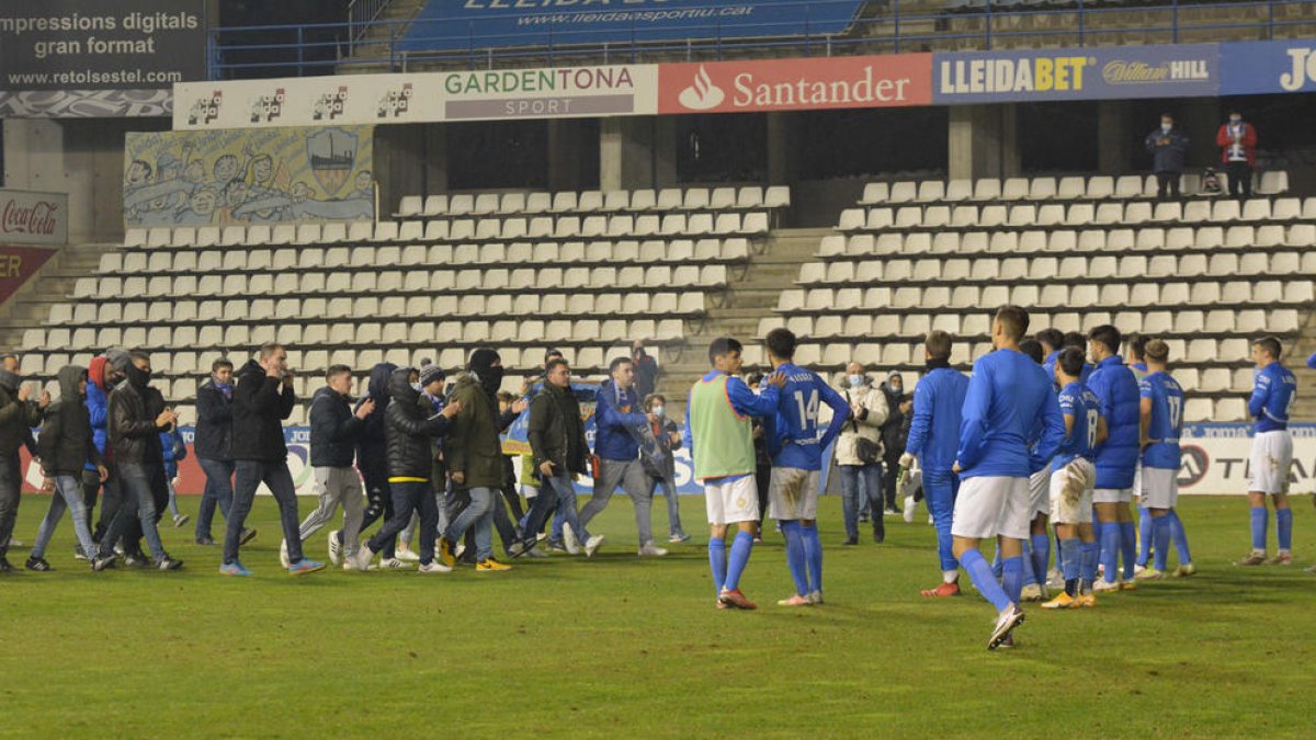 Protestes de jugadors i afició del Lleida Esportiu al Camp d'Esports