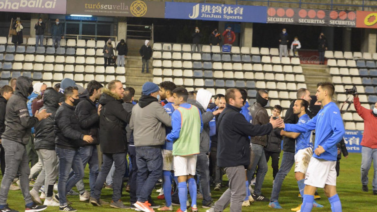 Protestes de jugadors i afició del Lleida Esportiu al Camp d'Esports