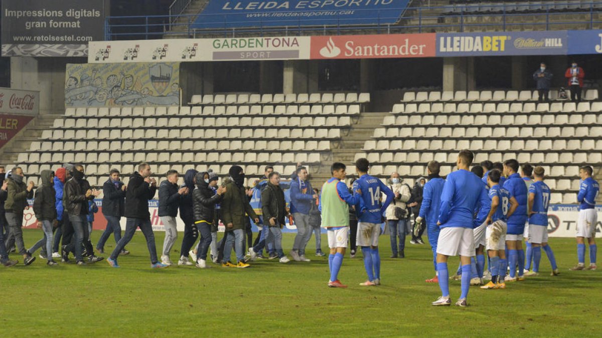 Protestes de jugadors i afició del Lleida Esportiu al Camp d'Esports