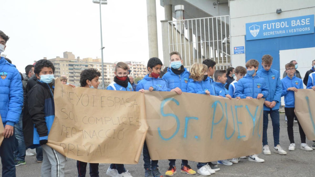 Protestes de jugadors i afició del Lleida Esportiu al Camp d'Esports