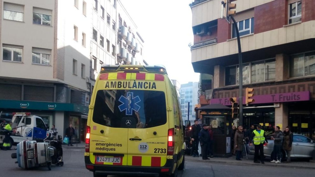 El vehicle va acabar a sobre de la vorera per una col·lisió ahir al carrer Vallcalent amb Bisbe Ruano.