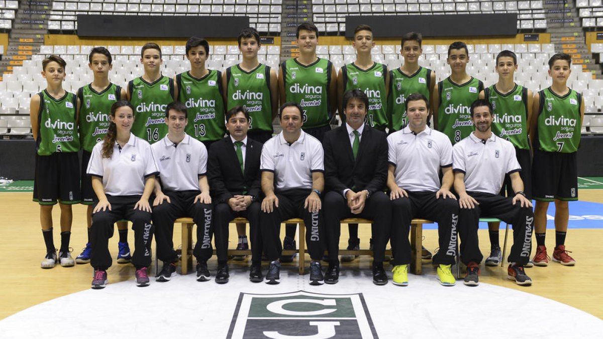 El leridano Àlex Rubín de Celis, el primero por la izquierda, con la plantilla infantil del Joventut.