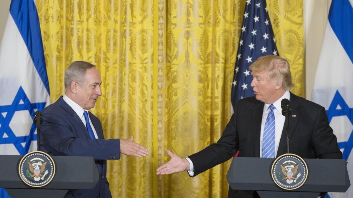 Benjamín Netanyahu y Donald Trump en la rueda de prensa de ayer.