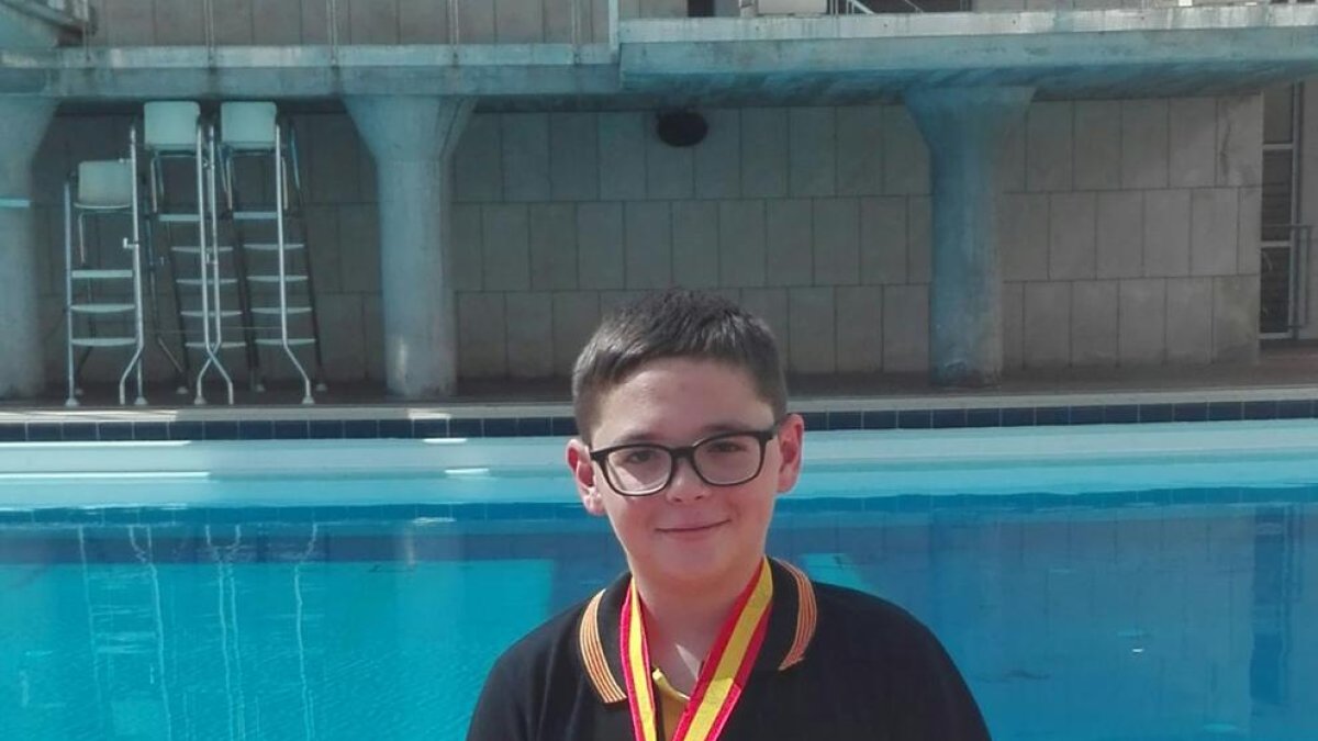 Iker Ruiz, con los trofeos.