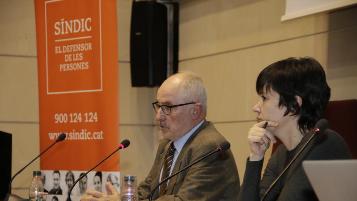 Ares Escribà, de Lleida TV, va presentar la xarrada del síndic.