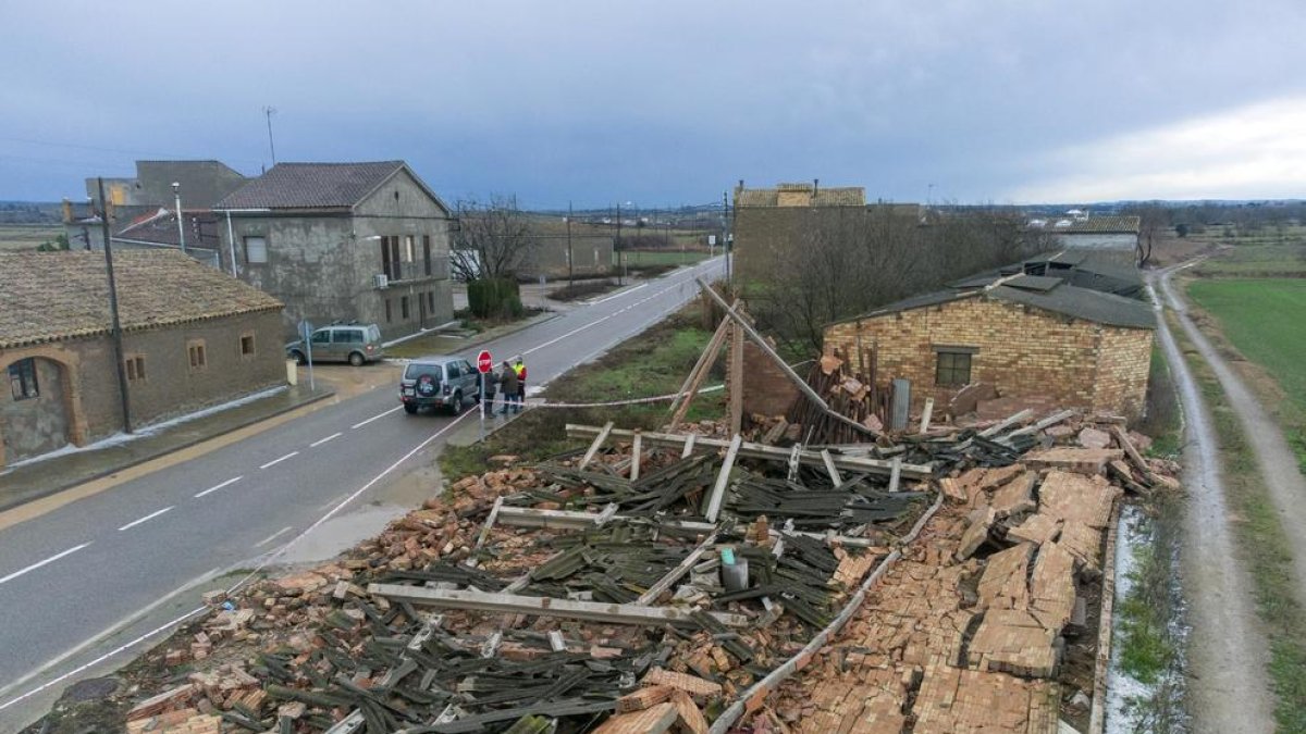 Als Plans de Sió, la finestra ha arrasat completament un magatzem agrícola d'uns 200 metres quadrats a la sortida de Concabella direcció Hostafrancs.