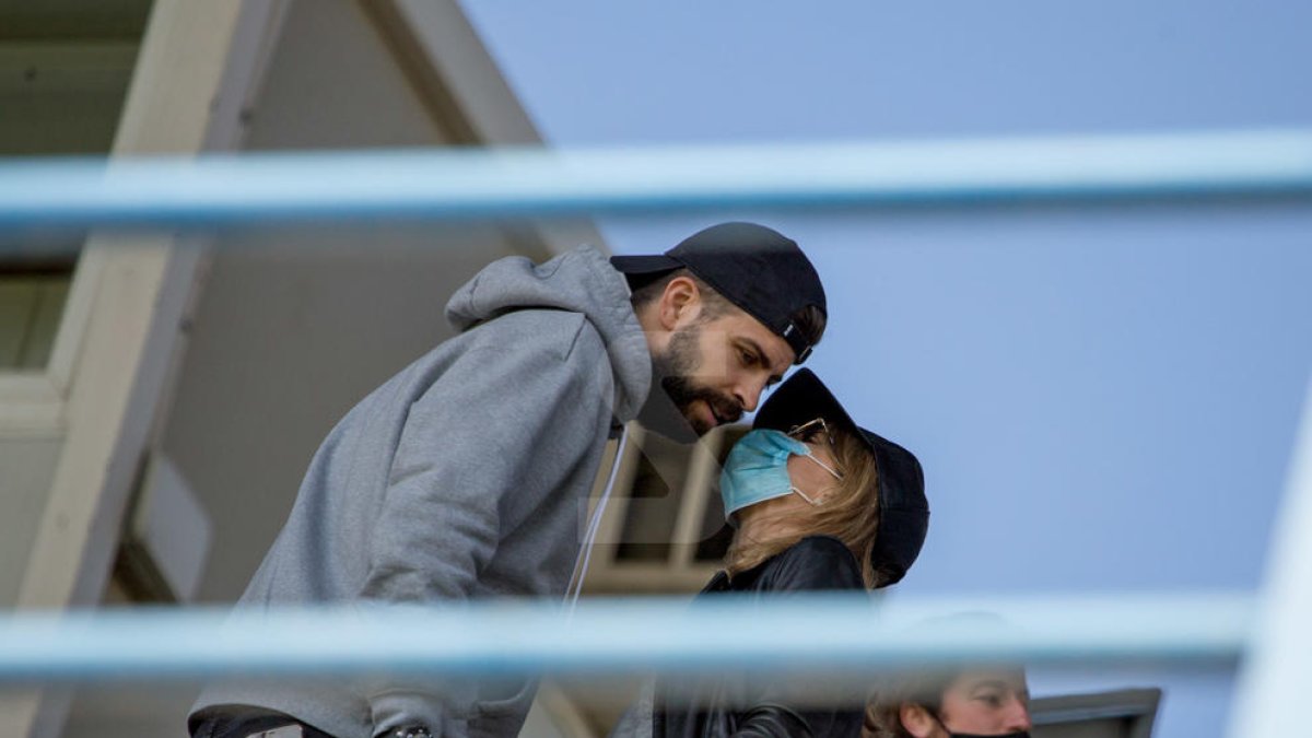 Gerard Piqué, el domingo en el Camp d'Esports con su madre