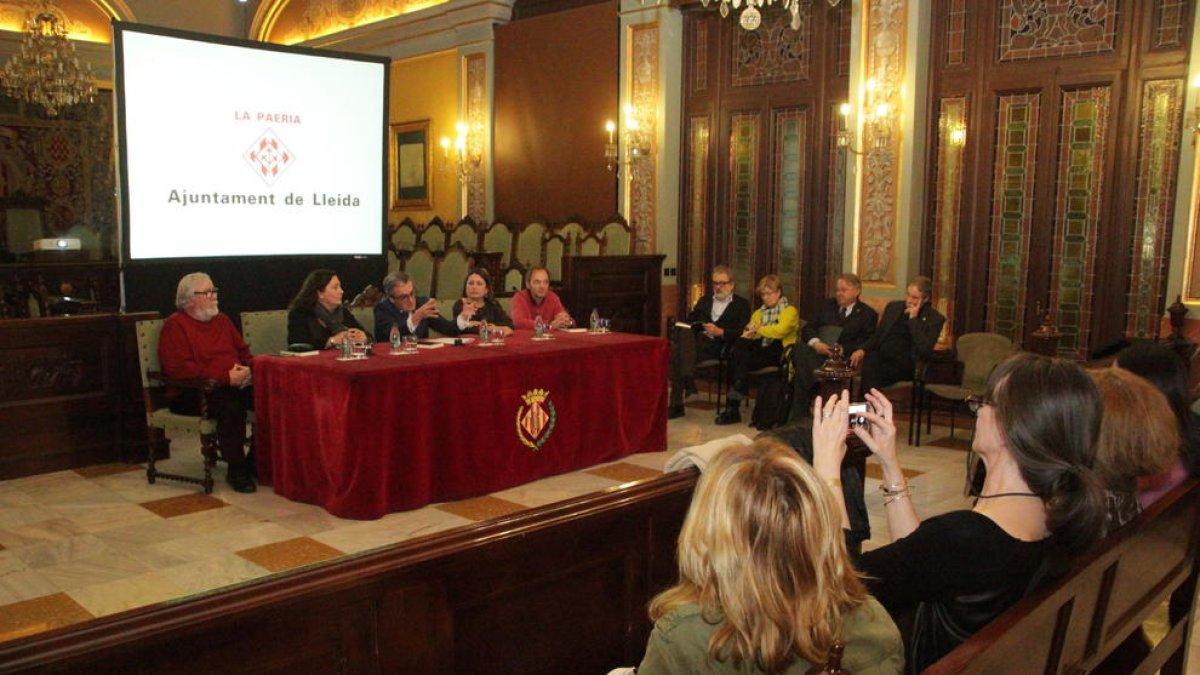 Un momento de la presentación de la  ‘Guia del Quixot per terres de parla catalana’, ayer en la Paeria.