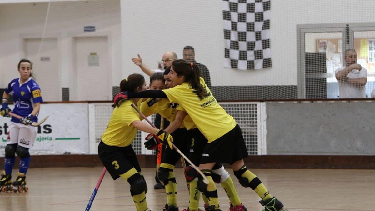 L’equip del Pla celebra un dels gols davant del Girona.