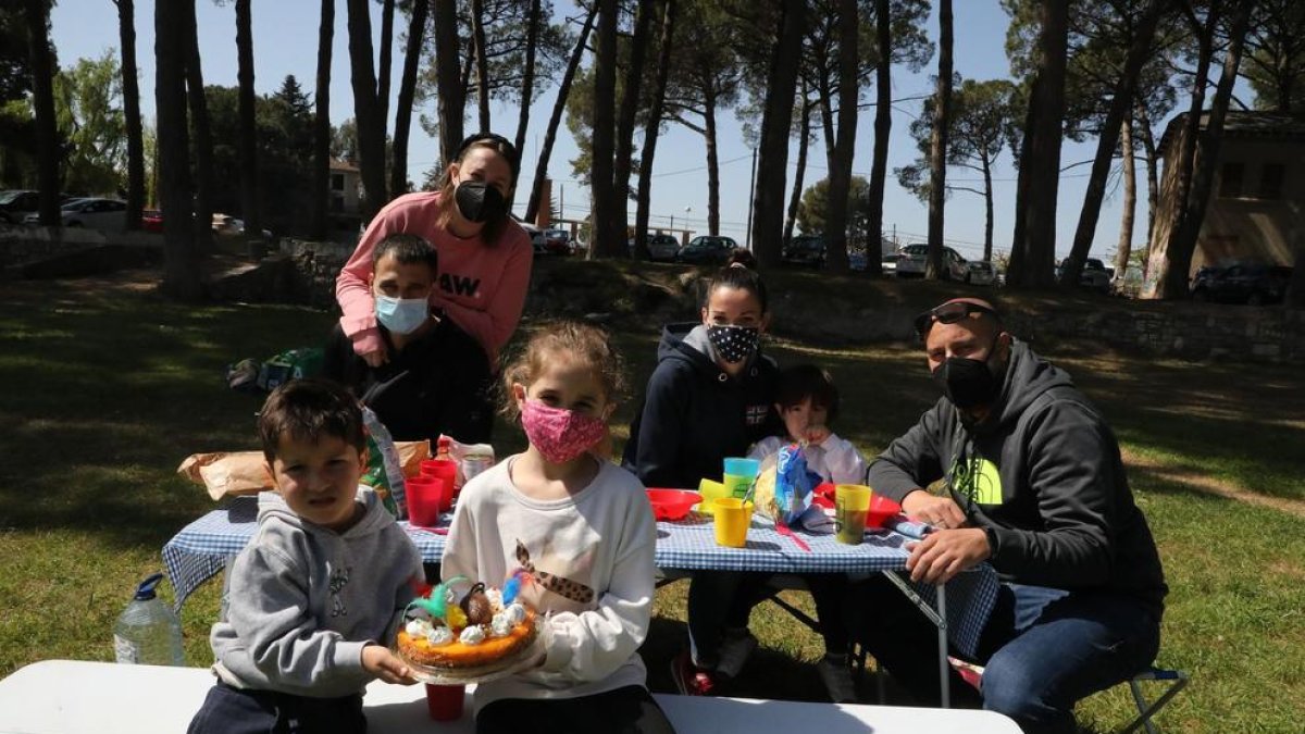 Desenes de lleidatans reprenen la tradició de celebrar el
Dilluns de Pasqua en parcs i torres