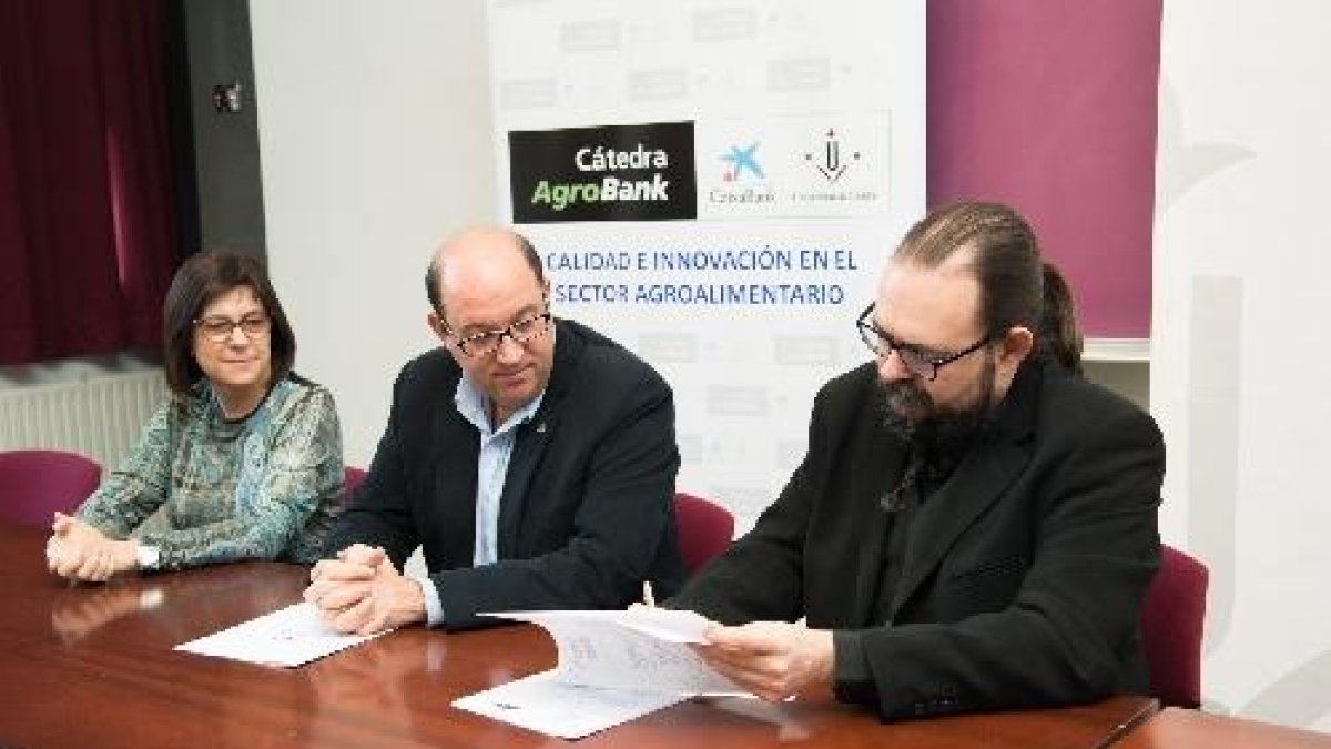 La firma de l’acord, ahir a la UdL.