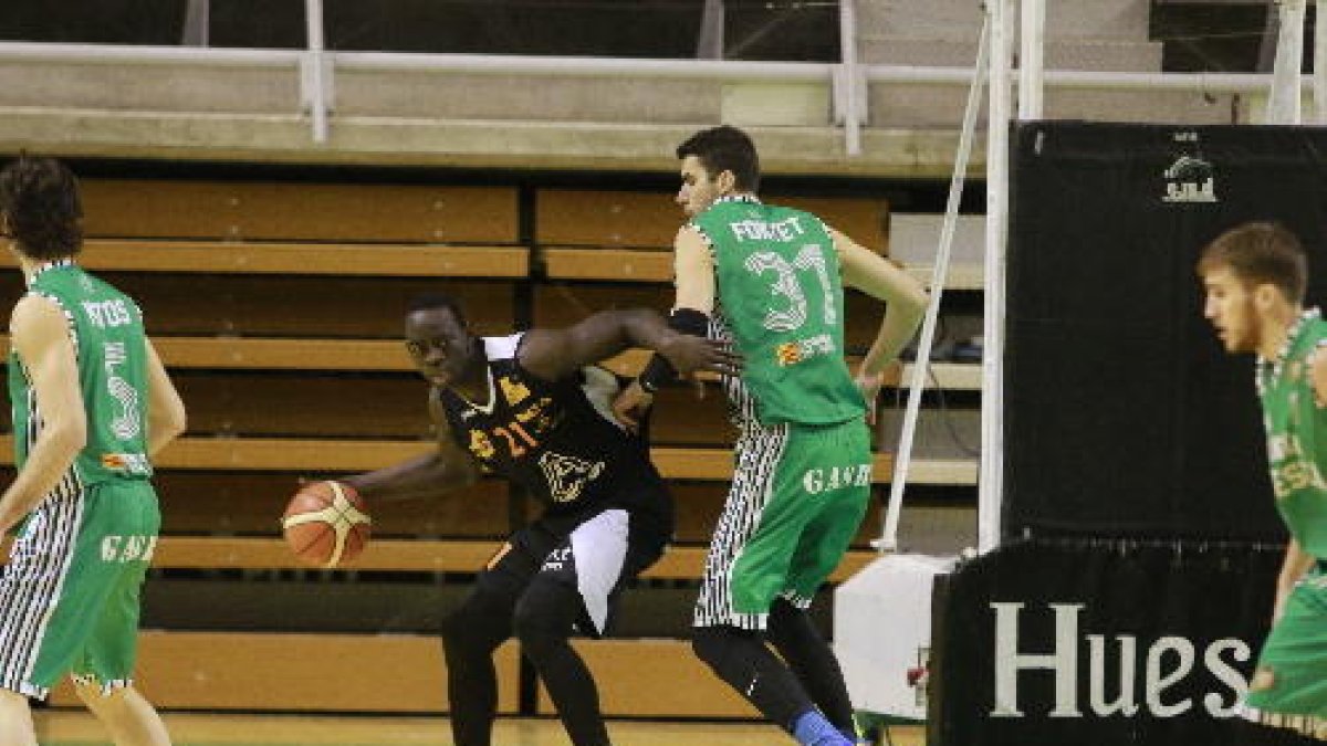 Mbaye, que es va mostrar molt tou, tant en defensa com en atac, intenta guanyar la possessió davant de Fontet.