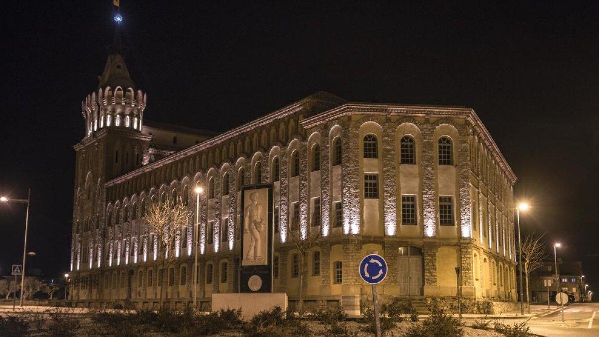 Cervera millora l'enllumenat de l'edifici modernista Sindicat