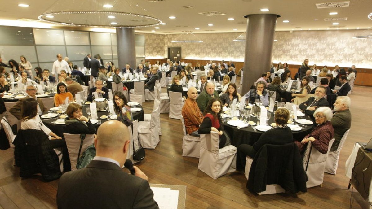 El congreso comenzó ayer con una mesa redonda y también estaba programada una cena.