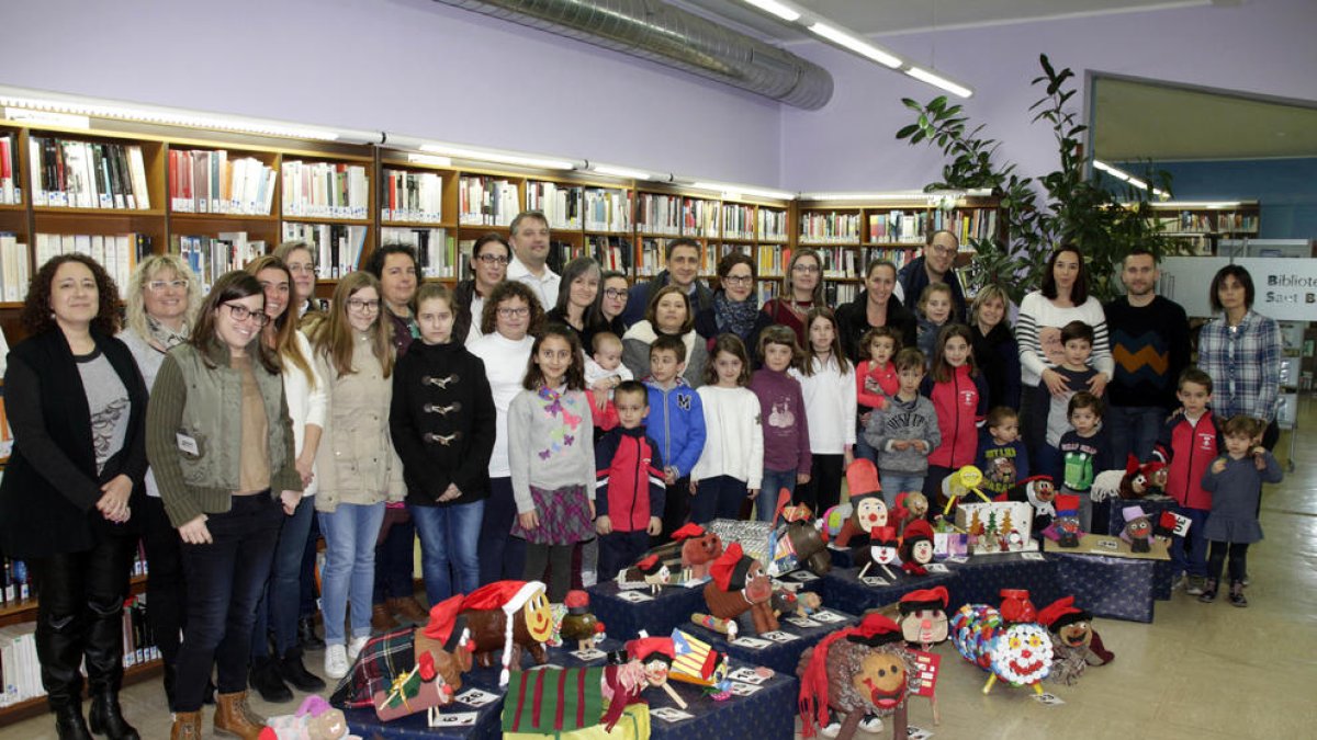 Imagen de las familias ganadoras en el acto de entrega de los premios del concurso BiblioNadal de Alpicat.