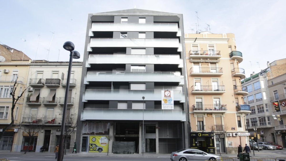 Una promoción de pisos de nueva construcción en venta.