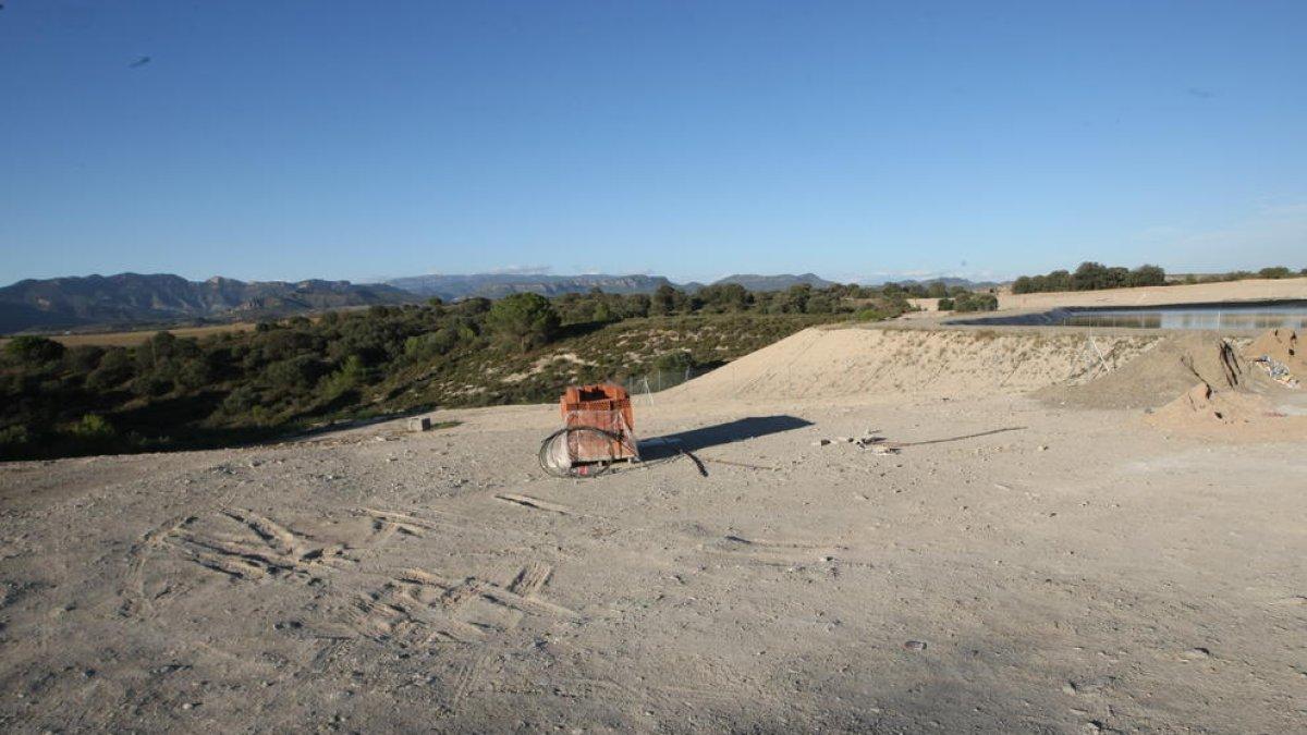 Una construcción y un balsa en los terrenos de la finca de Sant Jordi de Muller en la zepa de La Sentiu.