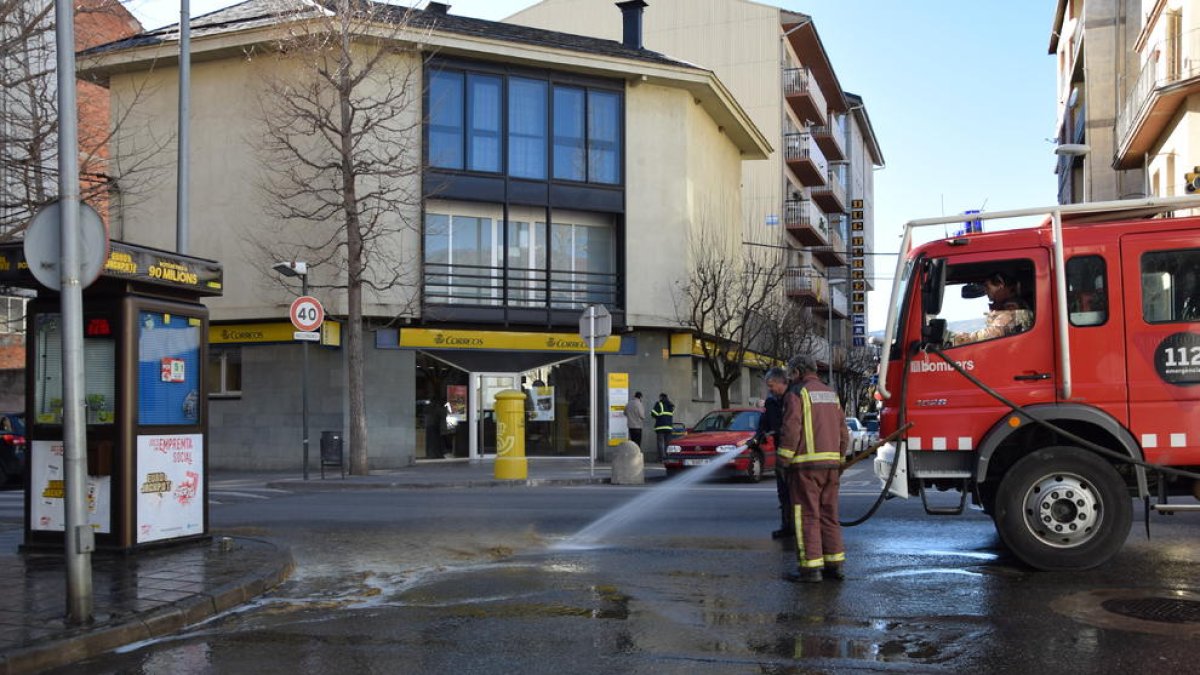 Afectada una entrada de La Seu por la pérdida de purín de un tractor