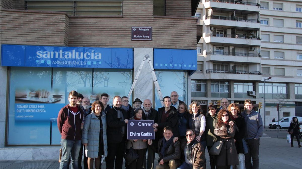 El acto consistió en sustituir la placa de Alcalde Areny por otra dedicada a Elvira Godàs.