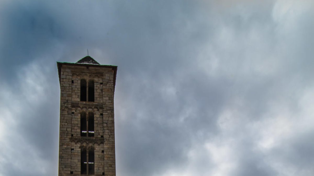 El sol de migdia es cola per un dels finestrals de la torre de Santa Eulàlia d'Erill. ( Vall de Boi)