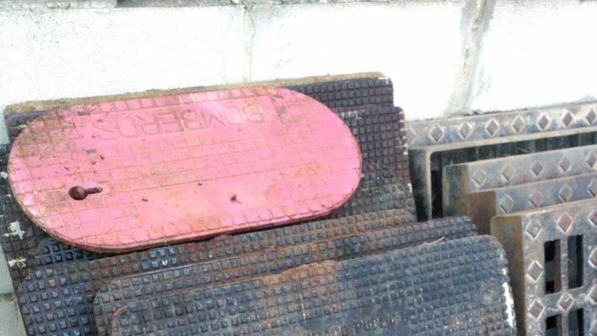 Enxampats quan portaven a una deixalleria del Segrià cinc tapes de claveguera robades a Mequinensa