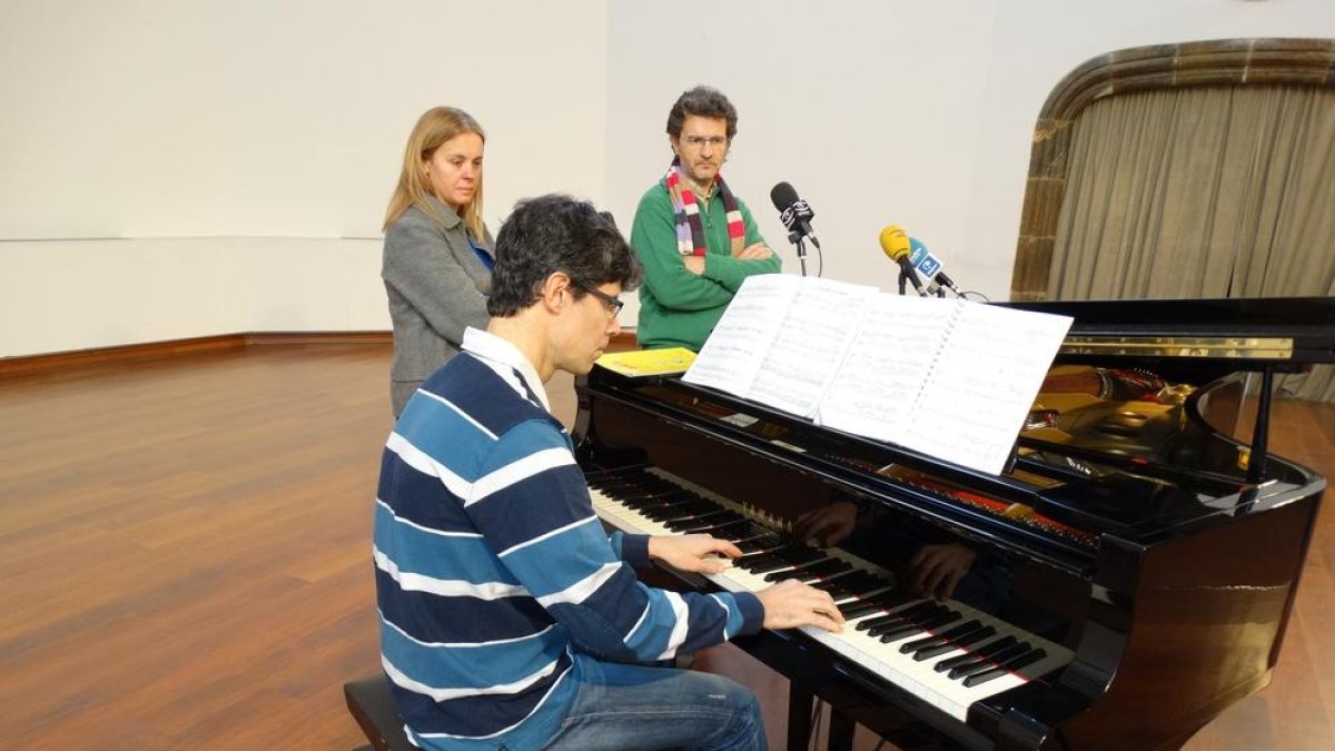 El profesor de la Escola de Música Ricard Viliella amenizó con música la presentación del programa.