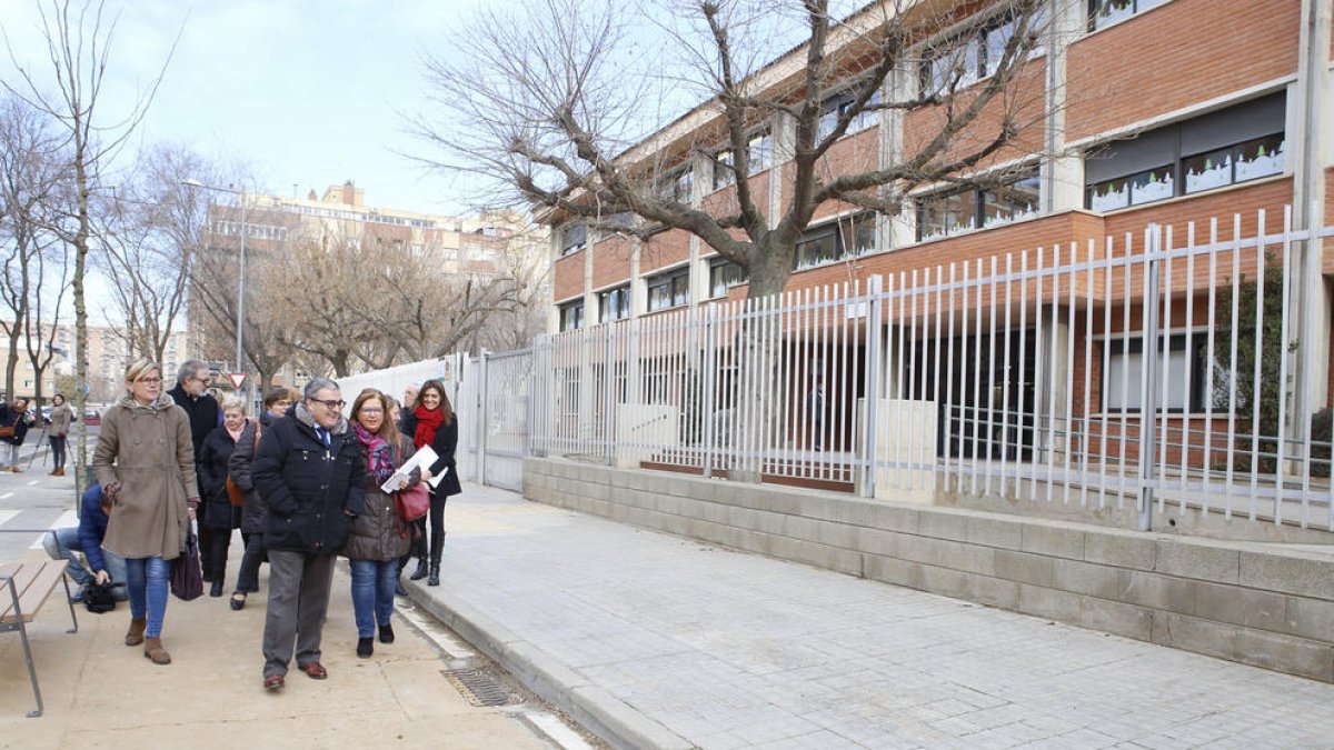 Ros en una acera ensanchada delante del colegio Frederic Godàs.