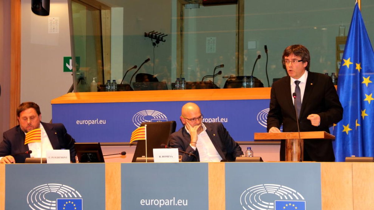 Puigdemont durante su discurso en una sala del Parlamento Europeo llena.