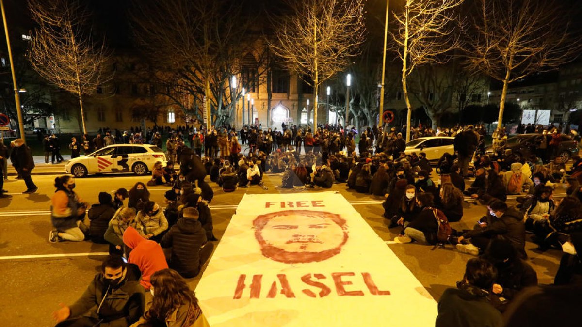 Concentración en apoyo a Pablo Hasél y cierre en el Rectorado