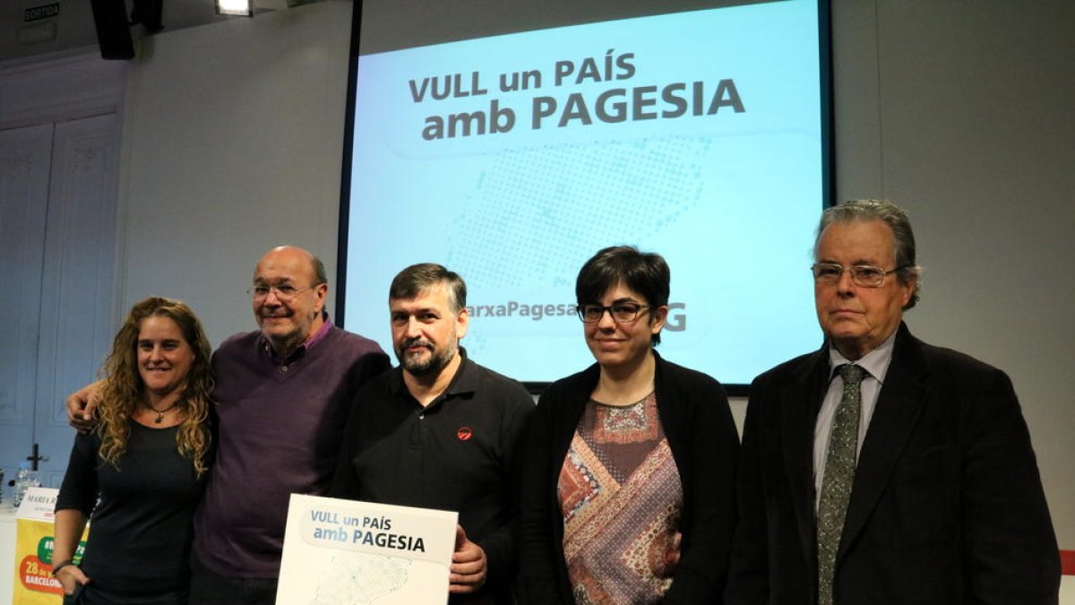Representants de CCOO, UGT, USOC i Òmnium en la presentació de la marxa, ahir a Barcelona.
