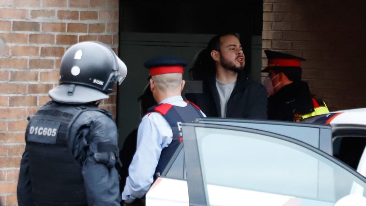 Imatges de la detenció de Pablo Hasél i l'ampli dispositiu policial