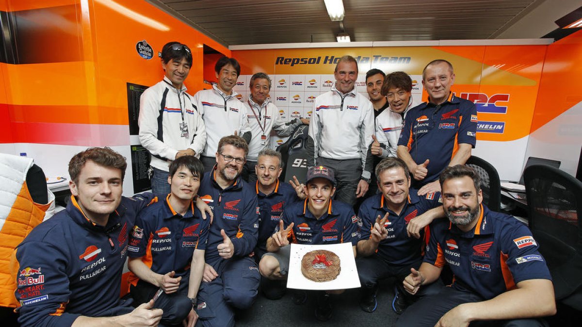 Marc recibió la felicitación de todo su equipo, que le obsequió con una tarta por su 24 cumpleaños.